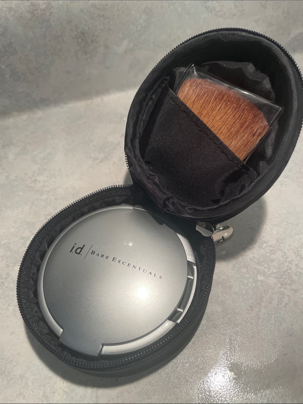 i.d. Bare Escentuals Beauty on the Go Refillable Compact